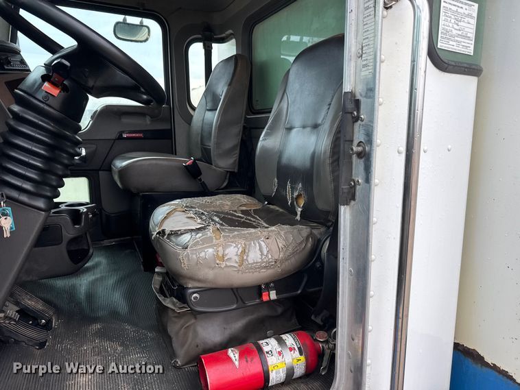 image for item EM8407 2010 Kenworth T370 fuel / lube truck