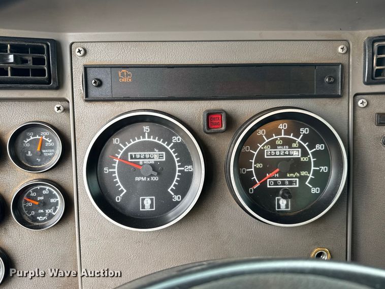 image for item EM8407 2010 Kenworth T370 fuel / lube truck