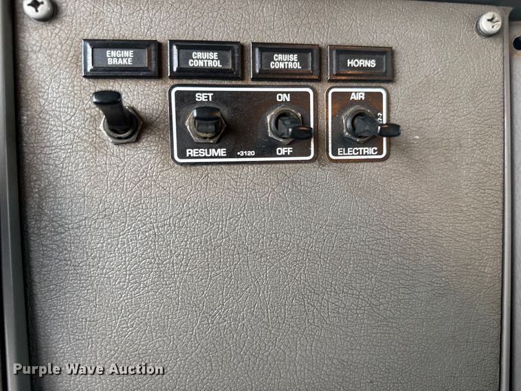 image for item EM8407 2010 Kenworth T370 fuel / lube truck