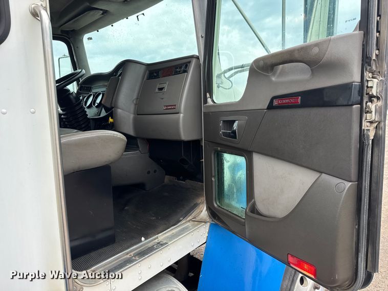 image for item EM8407 2010 Kenworth T370 fuel / lube truck