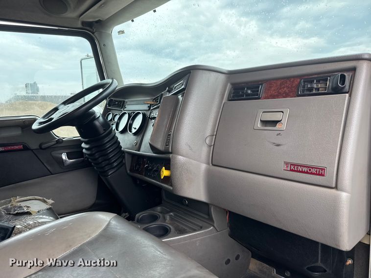 image for item EM8407 2010 Kenworth T370 fuel / lube truck