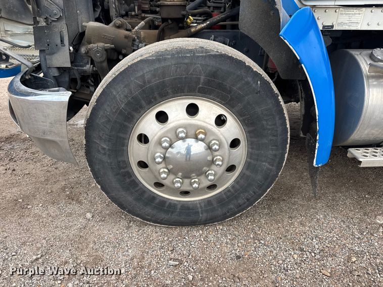 image for item EM8407 2010 Kenworth T370 fuel / lube truck