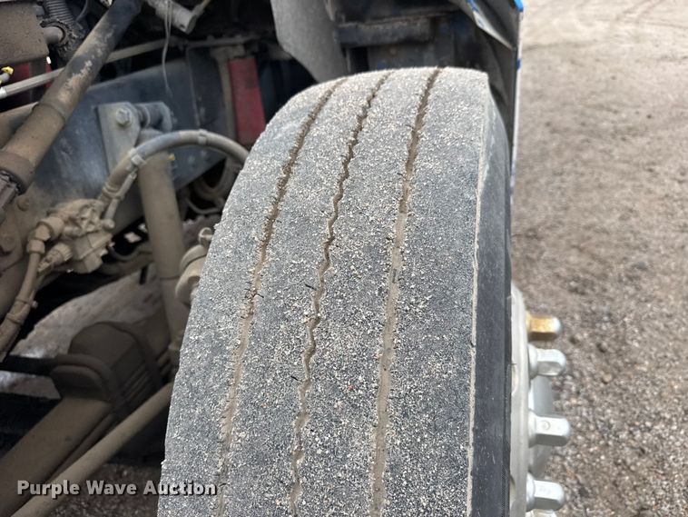 image for item EM8407 2010 Kenworth T370 fuel / lube truck