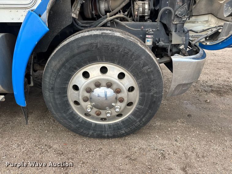 image for item EM8407 2010 Kenworth T370 fuel / lube truck