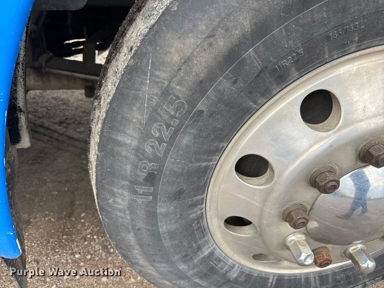 image for item EM8407 2010 Kenworth T370 fuel / lube truck