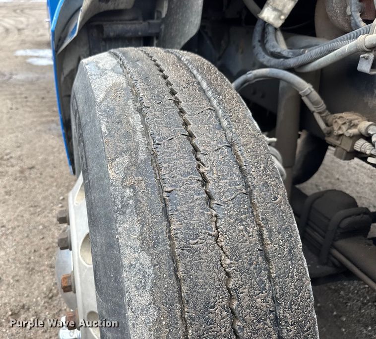 image for item EM8407 2010 Kenworth T370 fuel / lube truck