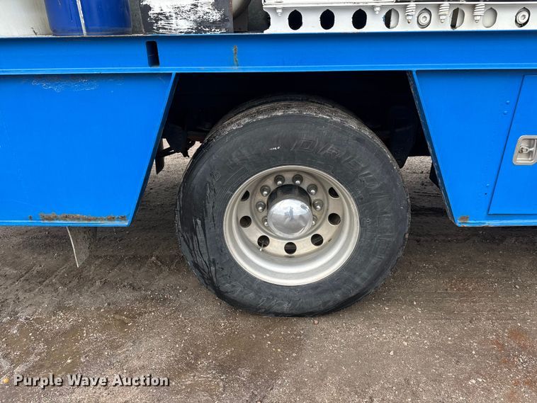 image for item EM8407 2010 Kenworth T370 fuel / lube truck