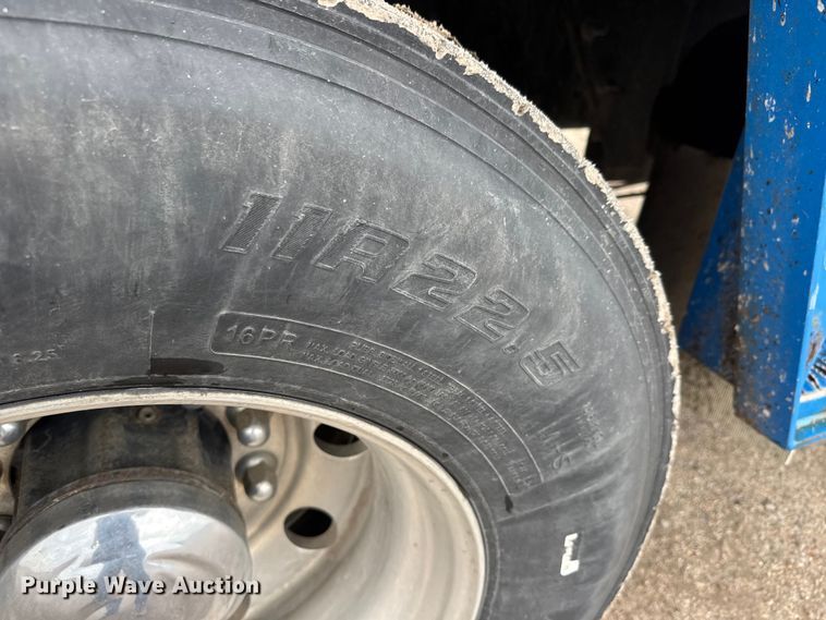 image for item EM8407 2010 Kenworth T370 fuel / lube truck