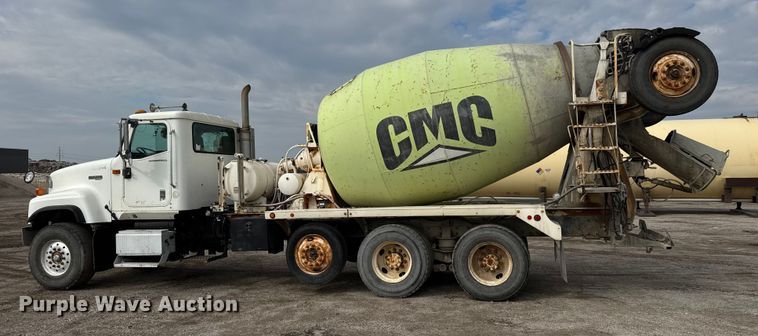 image for item EM8416 2007 International PayStar 5500i ready mix truck