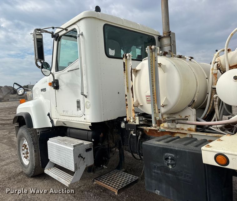 image for item EM8416 2007 International PayStar 5500i ready mix truck