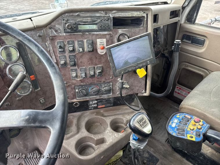 image for item EM8416 2007 International PayStar 5500i ready mix truck