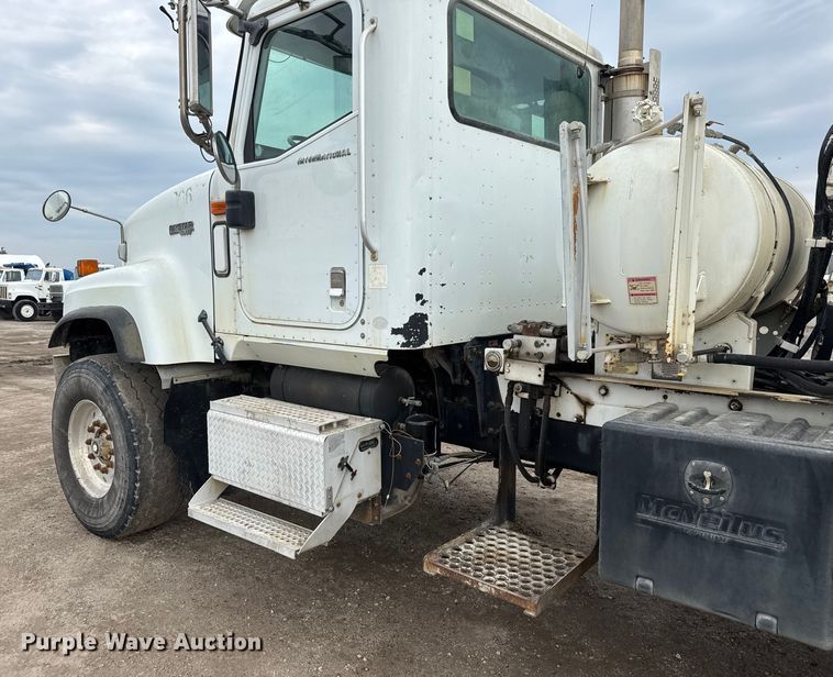 image for item EM8417 2007 International PayStar 5500i ready mix truck