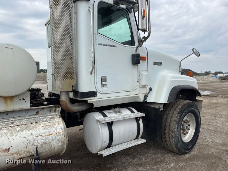 image for item EM8417 2007 International PayStar 5500i ready mix truck