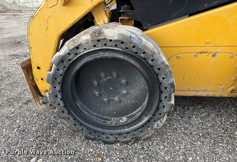 image for item EM8420 2011 Caterpillar 246C skid steer loader