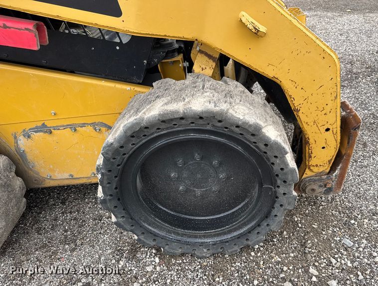 image for item EM8420 2011 Caterpillar 246C skid steer loader