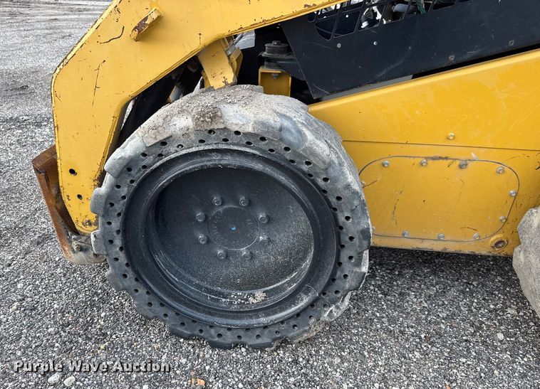 image for item EM8420 2011 Caterpillar 246C skid steer loader