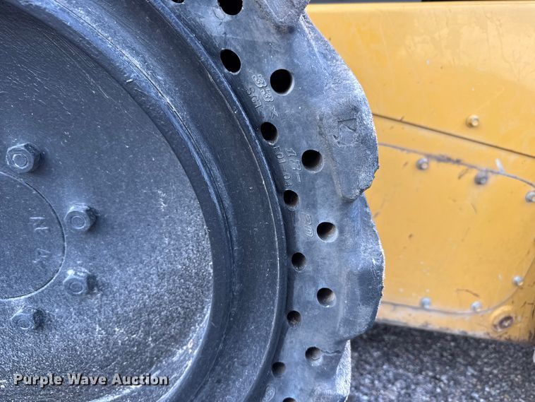 image for item EM8420 2011 Caterpillar 246C skid steer loader