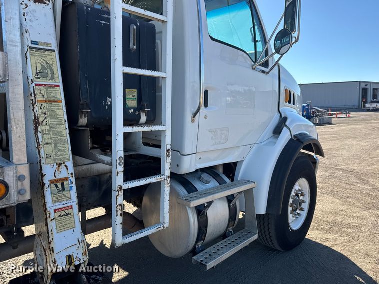 image for item EM8442 2007 Sterling L9500 Series flatbed truck