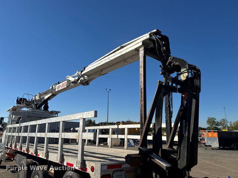 image for item EM8442 2007 Sterling L9500 Series flatbed truck