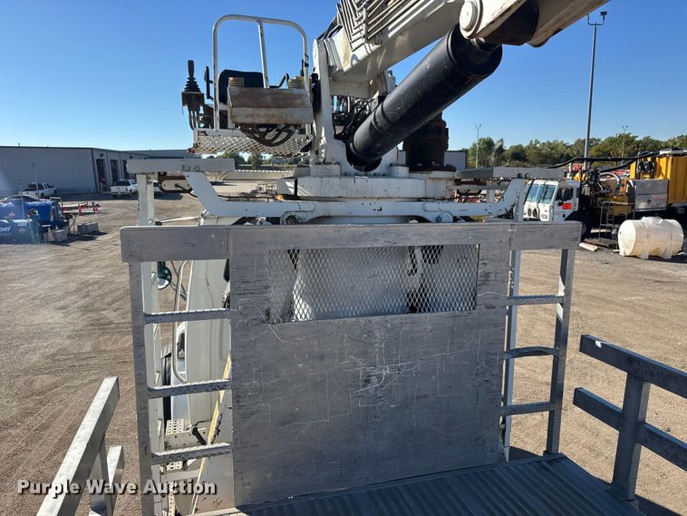 image for item EM8442 2007 Sterling L9500 Series flatbed truck