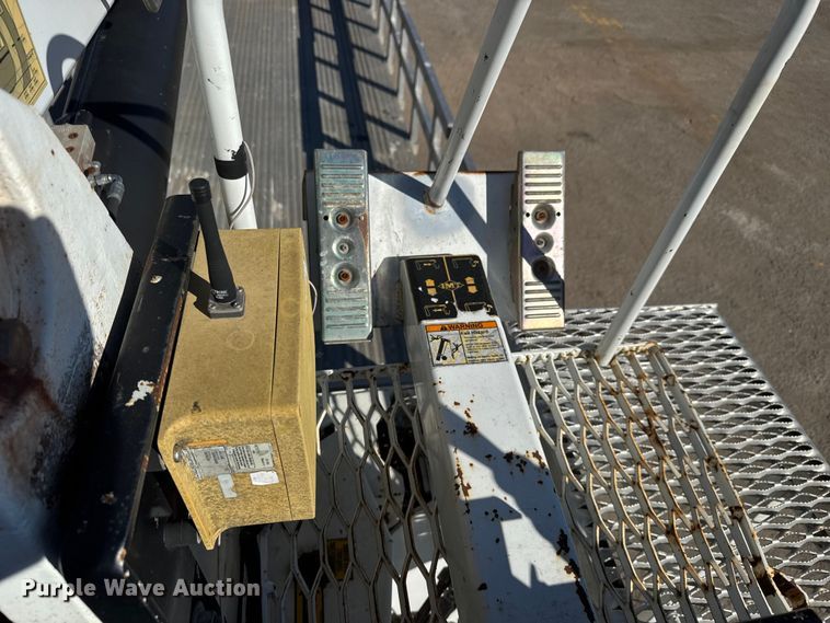 image for item EM8442 2007 Sterling L9500 Series flatbed truck