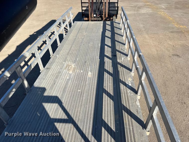 image for item EM8442 2007 Sterling L9500 Series flatbed truck