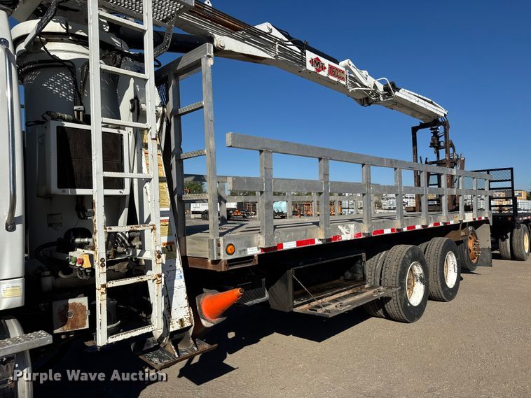 image for item EM8442 2007 Sterling L9500 Series flatbed truck