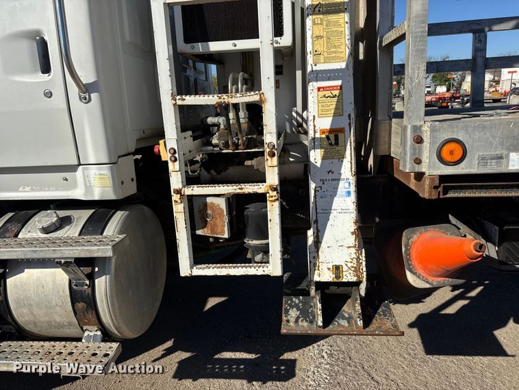 image for item EM8442 2007 Sterling L9500 Series flatbed truck