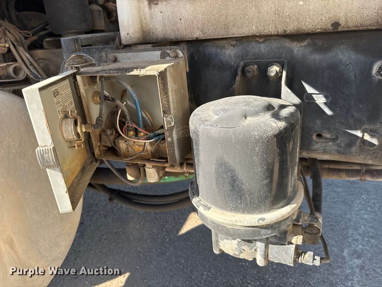 image for item EM8442 2007 Sterling L9500 Series flatbed truck