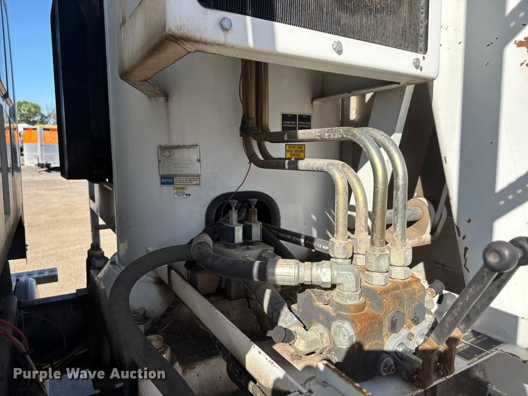 image for item EM8442 2007 Sterling L9500 Series flatbed truck