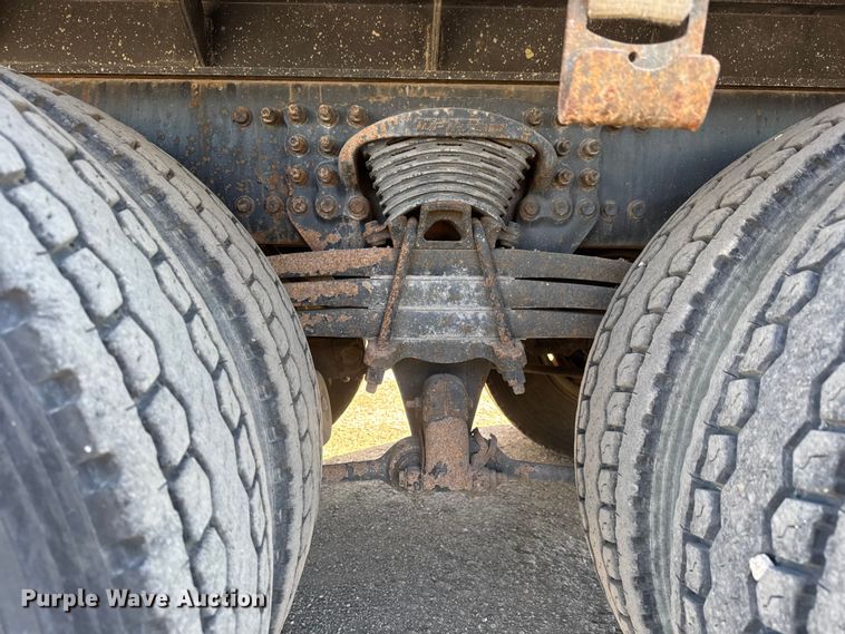 image for item EM8442 2007 Sterling L9500 Series flatbed truck