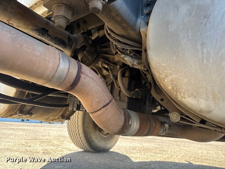 image for item EM8442 2007 Sterling L9500 Series flatbed truck