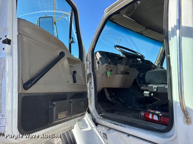 image for item EM8442 2007 Sterling L9500 Series flatbed truck