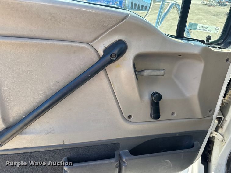 image for item EM8442 2007 Sterling L9500 Series flatbed truck