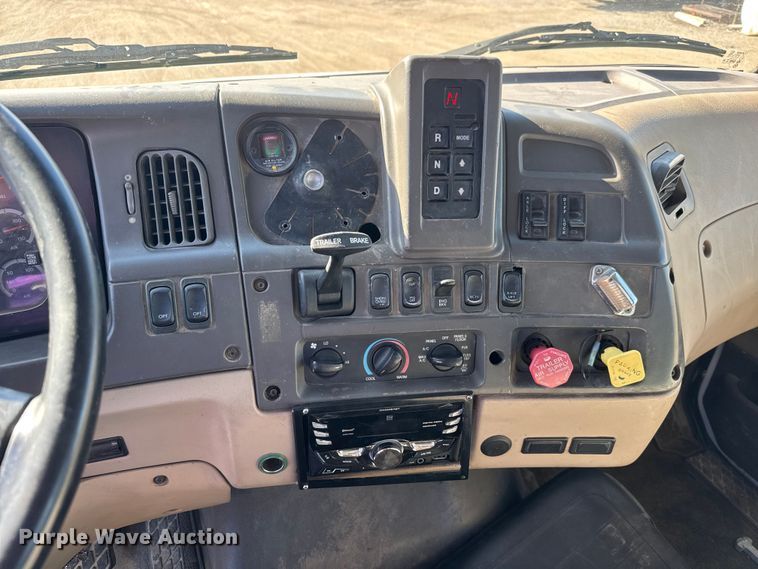 image for item EM8442 2007 Sterling L9500 Series flatbed truck