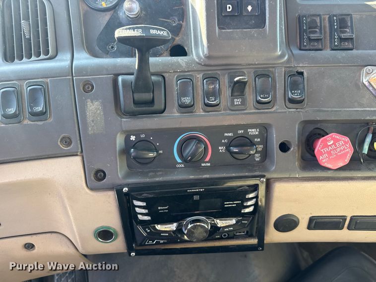 image for item EM8442 2007 Sterling L9500 Series flatbed truck