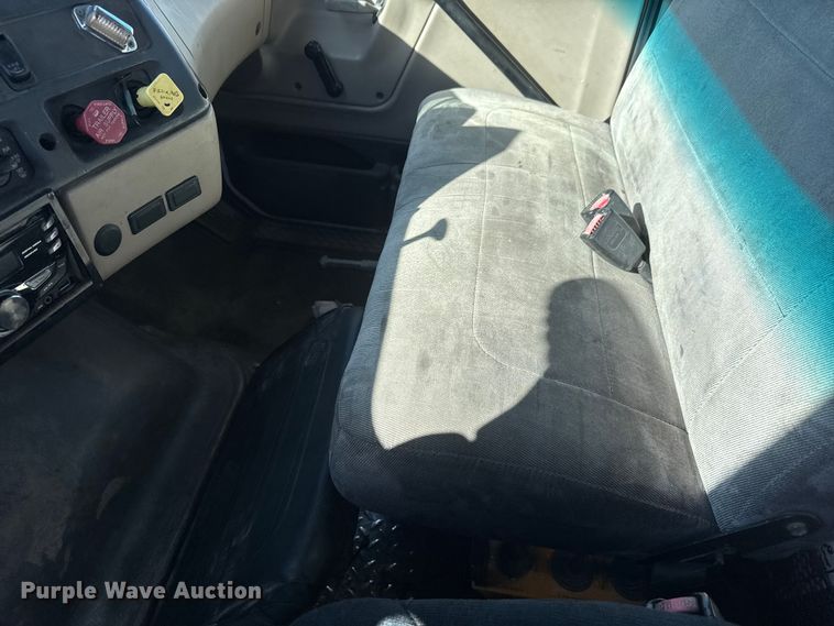 image for item EM8442 2007 Sterling L9500 Series flatbed truck