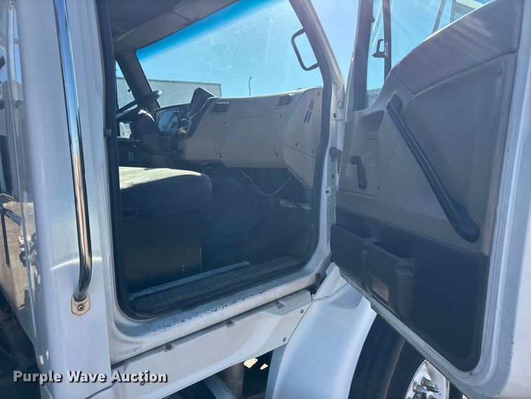 image for item EM8442 2007 Sterling L9500 Series flatbed truck