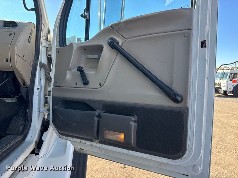 image for item EM8442 2007 Sterling L9500 Series flatbed truck