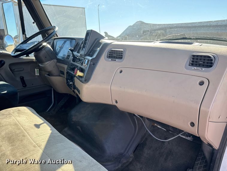 image for item EM8442 2007 Sterling L9500 Series flatbed truck