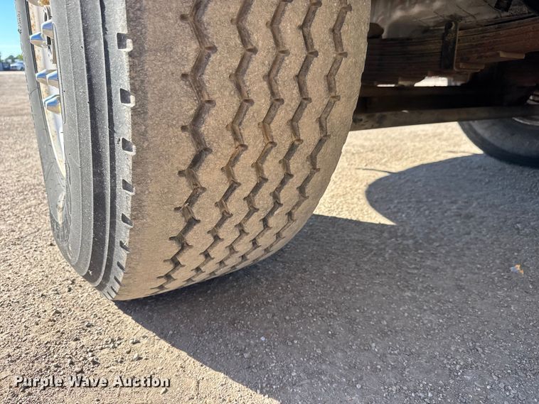 image for item EM8442 2007 Sterling L9500 Series flatbed truck