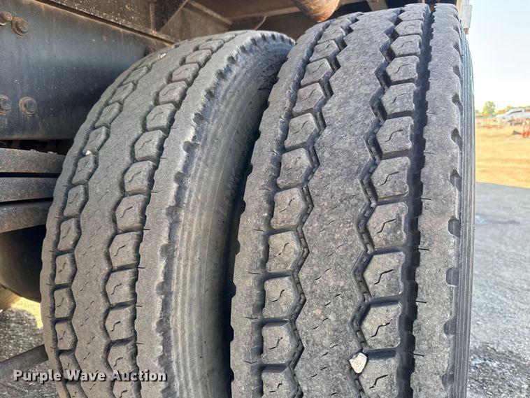 image for item EM8442 2007 Sterling L9500 Series flatbed truck