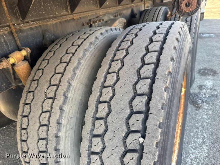 image for item EM8442 2007 Sterling L9500 Series flatbed truck