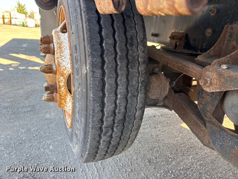 image for item EM8442 2007 Sterling L9500 Series flatbed truck