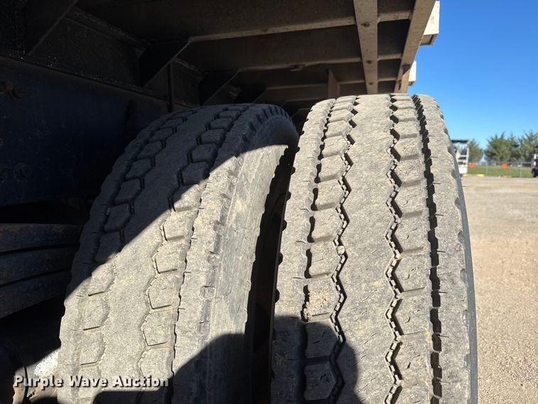 image for item EM8442 2007 Sterling L9500 Series flatbed truck