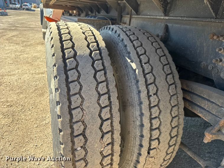 image for item EM8442 2007 Sterling L9500 Series flatbed truck