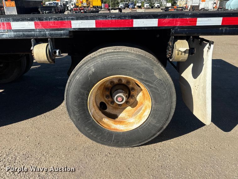 image for item EM8442 2007 Sterling L9500 Series flatbed truck