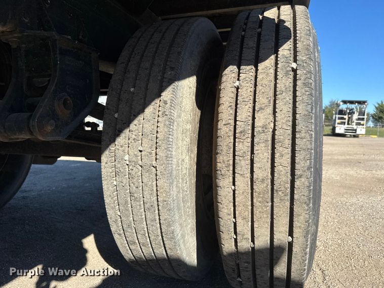 image for item EM8442 2007 Sterling L9500 Series flatbed truck