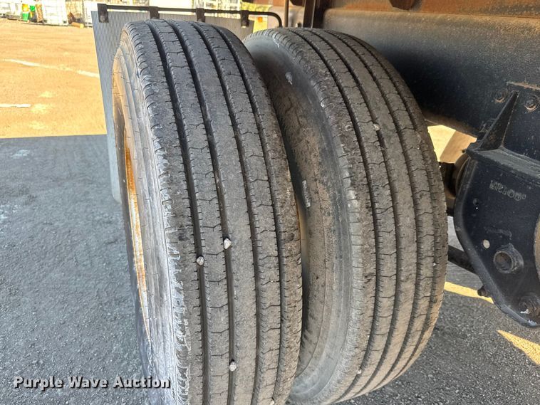 image for item EM8442 2007 Sterling L9500 Series flatbed truck