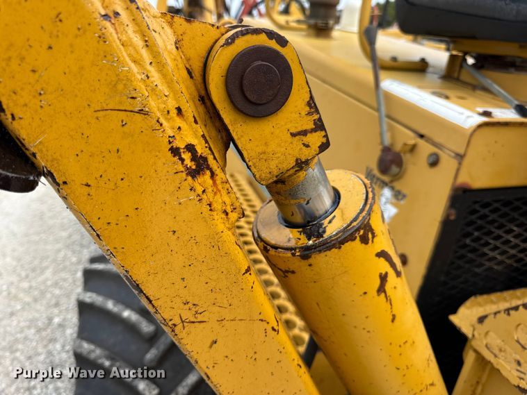 image for item EN0551 2000 Vermeer V8550A vibratory cable plow